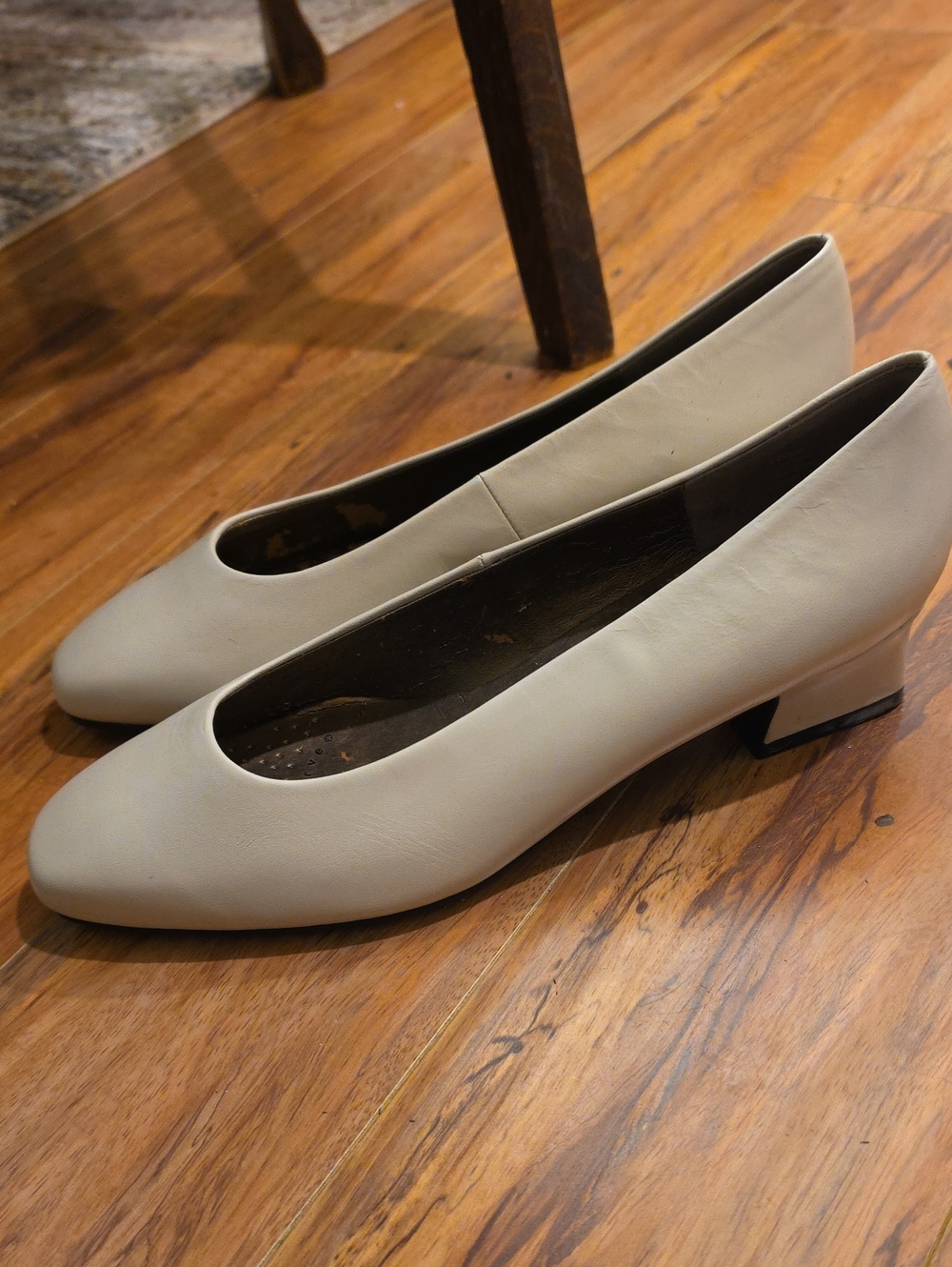 Hush Puppies Women's Cream Low Block Heel Pumps
